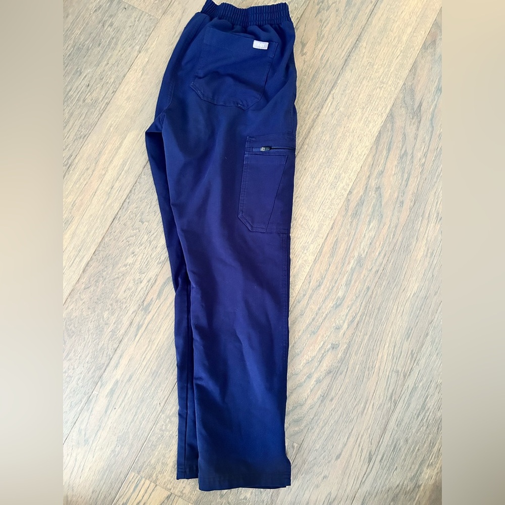 Small petite women’s Figs bottoms.